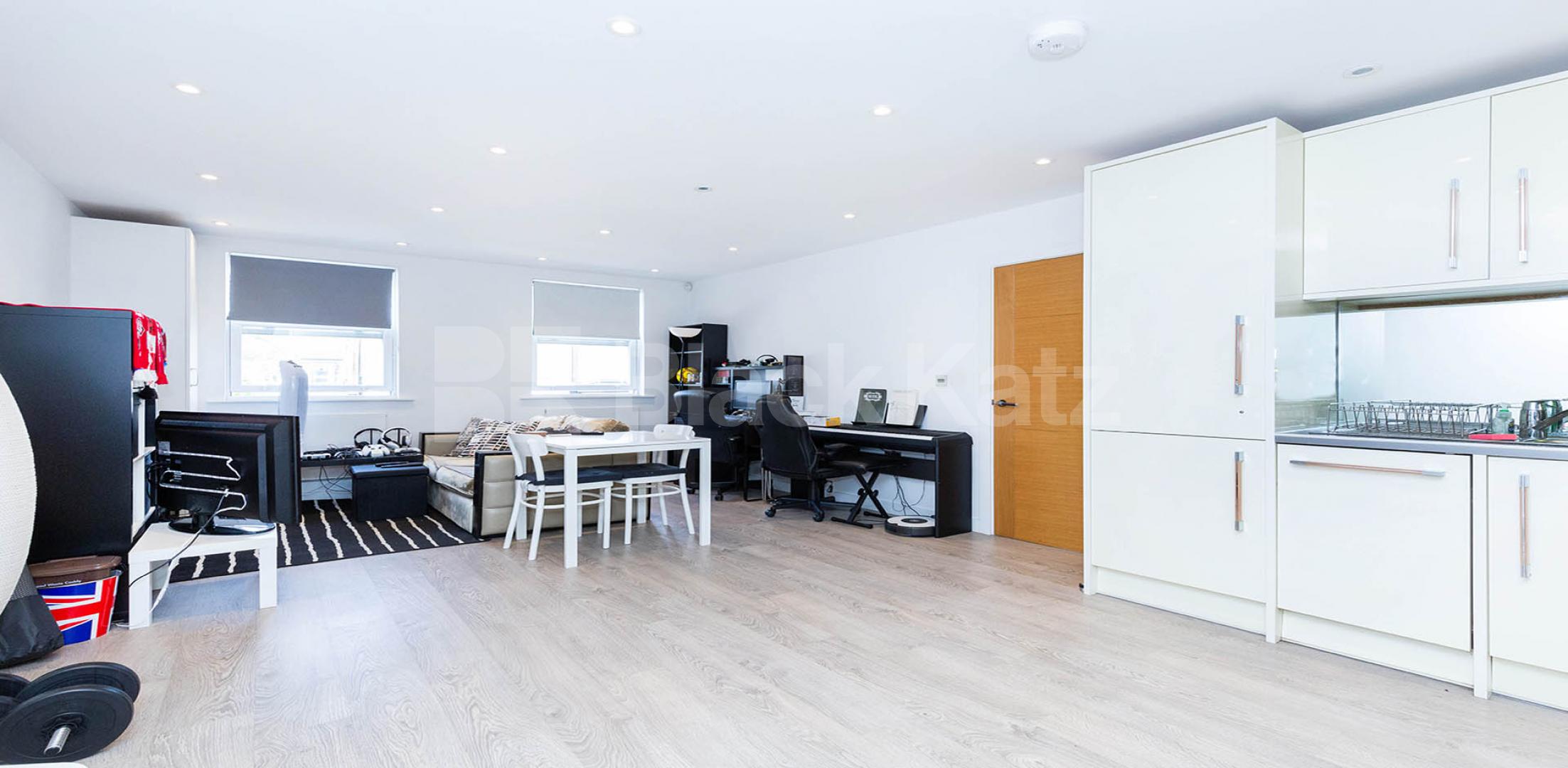 			STUNNING 1 BEDROOM APARTMENT, 1 Bedroom, 1 bath, 1 reception Flat			 Avenue Road, Seven Sisters-Harringay